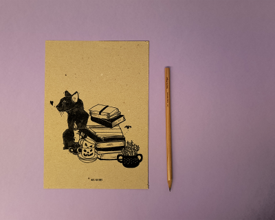 Cartão castanho com ilustração de gato, livros, caneca e chávena com planta, ao lado de lápis XS PENCIL 2B