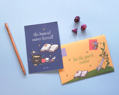 Conjunto de jogo de mesa com dados roxos, lápis, cartão lilás e envelope amarelo com ilustrações e texto