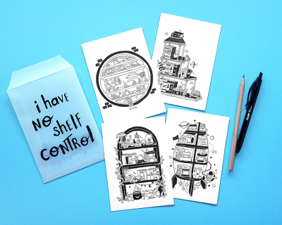 Cartões-postais com ilustrações a preto e branco, envelope azul claro com texto e duas canetas sobre fundo azul