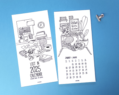 Dois calendários em papel branco com ilustrações a preto, um com secretária e outro com livros e planta