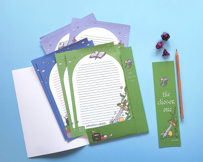 Folhas de papel de carta coloridas e marcador de página com lápis em fundo azul