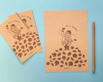 cartões de papel castanho claro com ilustração de pessoa e folhas, texto HELLO AUTUMN, e lápis castanho