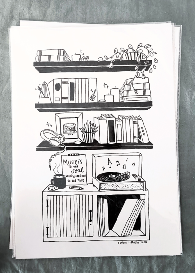 Desenho a tinta preta em papel branco representando estantes com livros e objetos variados.