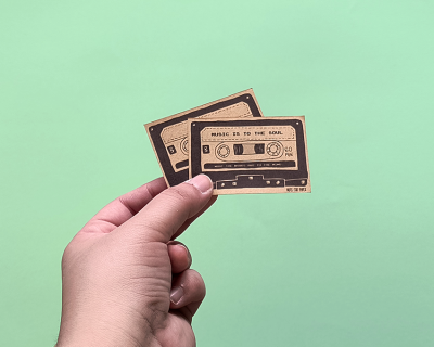 Dois cartões castanhos em forma de cassete com texto 