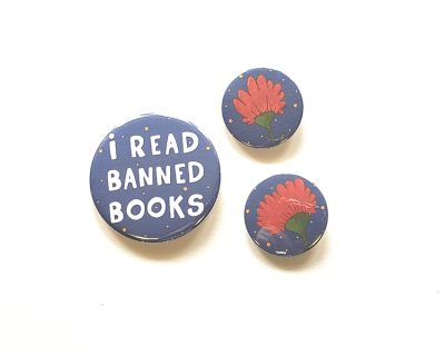 Três badges redondos, um maior com texto e dois menores com flor