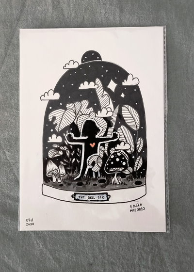 Desenho preto e branco de figura humana com coração dentro de frasco com plantas e cogumelos