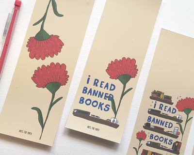 Marcadores de páginas com flores vermelhas e texto i READ BANNED BOOKS