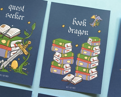 Cartão com desenho de dragão e pilhas de livros com texto 'book dragon' em fundo azul escuro