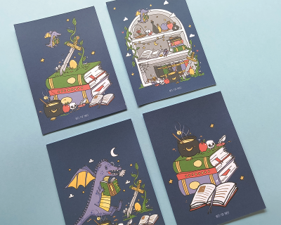 Postais com ilustrações de dragões, livros, plantas e poções em fundo azul escuro.
