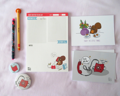 Artigos de papelaria com motivos de ursos ilustrados e cores vibrantes sobre fundo branco