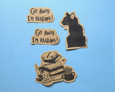 Autocolantes com texto e desenhos em papel kraft sobre fundo azul