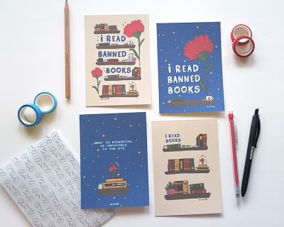 Quatro cadernos com frases sobre livros e ilustrações de flores vermelhas e estantes, com lápis, canetas e fitas adesivas ao redor.