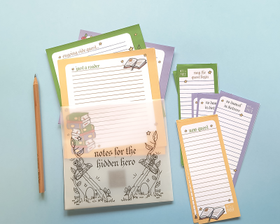 Conjunto de papelaria para notas com folhas coloridas e lápis