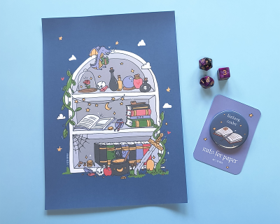 Caderno azul com ilustração de estante, dois dados e cartão azul com texto