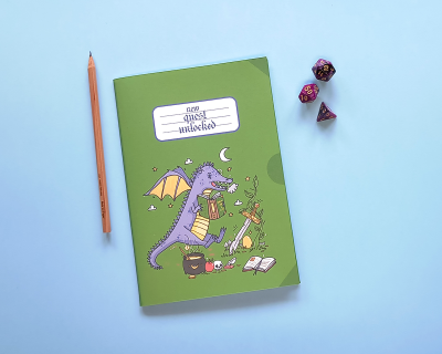 Caderno verde com ilustração de dragão, lápis e dados em fundo azul