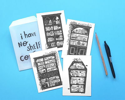 Postais ilustrados a preto e branco com prateleiras e envelope azul com texto sobre superfície azul