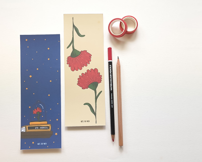 Dois marcadores de página, dois rolos de fita adesiva, lápis e marcador sobre fundo branco