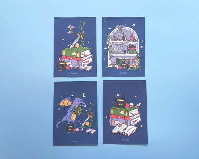 Quatro cartões ilustrados em fundo azul com objetos, animais e livros