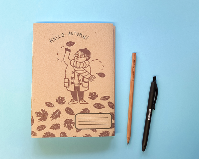 Caderno com capa castanha decorada com desenho de outono