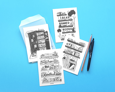 Cartões ilustrados com tema de livros e estantes, com envelope, lápis e caneta em fundo azul.