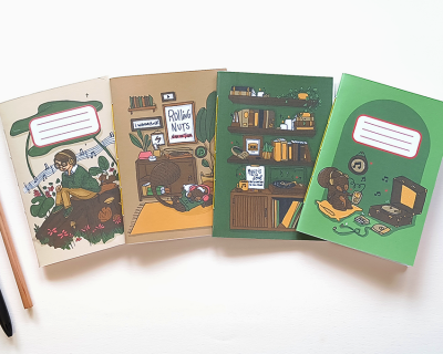 Quatro cadernos ilustrados com capas verdes e castanhas e espaços para identificação.