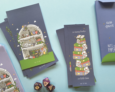 Marcadores de livros ilustrados com estante e pilha de livros em fundo cinzento