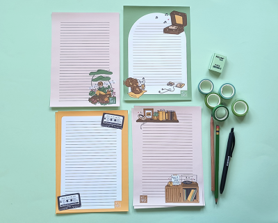 Papel de carta com ilustrações, caneta, lápis e fitas adesivas verde-água