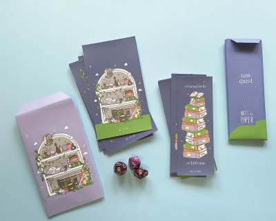 Envelopes, cadernos ilustrados e dados coloridos sobre fundo azul claro