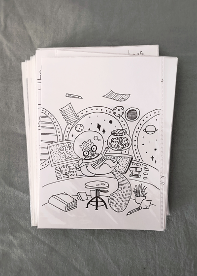 Desenho preto e branco de esquilo astronauta em papel branco sobre fundo cinza tecido