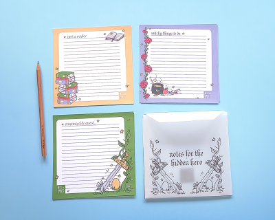 Folhas decorativas e envelope branco com texto sobre fundo azul