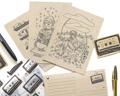 Postais em papel kraft com desenhos a preto de temas musicais e autocolantes de cassetes