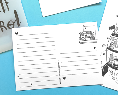 Cartão postal branco com ilustração de máquina de escrever e linhas para escrita sobre fundo azul