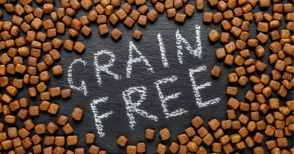 Croquetes marrons de ração com texto 'GRAIN FREE' numa superfície escura