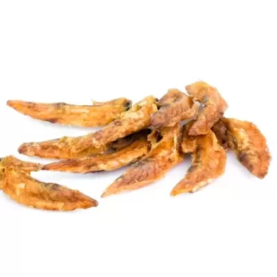 Asas de frango fritas em fundo branco