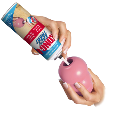 Frasco de produto em pó com rótulo colorido para limpeza de ossos, aplicador e recipiente rosa claro na mão