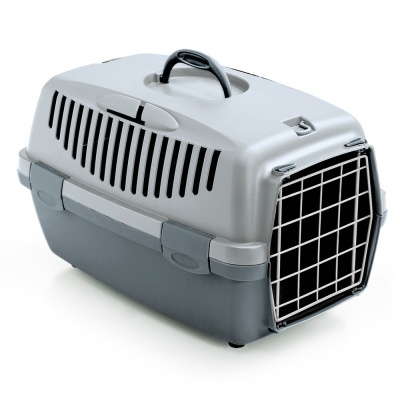 Transportadora de animais cinza com porta metálica gradeada e pega preta