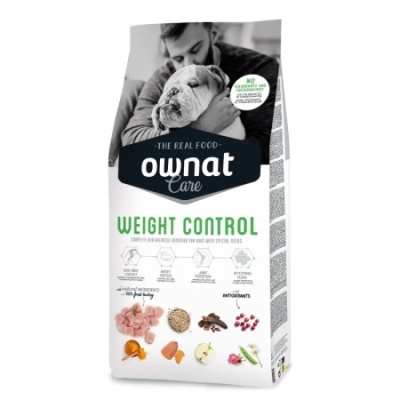 Saco branco de ração para cães Ownat Care Weight Control com imagem de homem e cão Bulldog, texto verde e preto, e fotos de ingredientes.