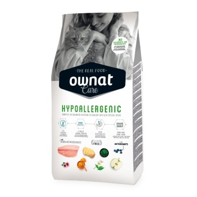 Pacote de ração Ownat Care Hypoallergenic para gatos com imagem de mulher a segurar gato