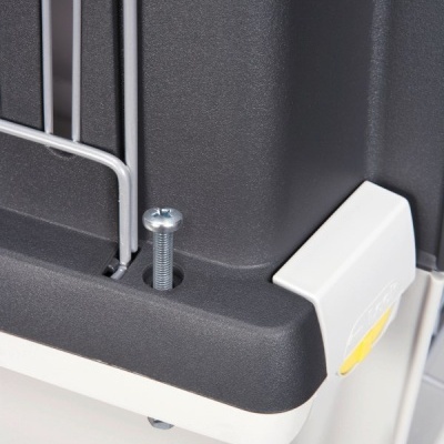 Fecho de plástico preto e branco com parafuso metálico e estrutura metálica cinza