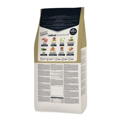 Saco de ração para animais com informações sobre ingredientes naturais