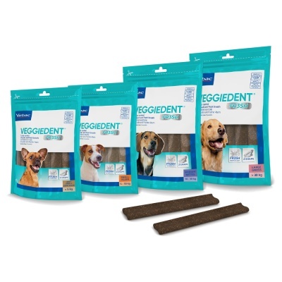 Embalagens azuis de snacks para cães VEGGIEDENT com imagens de cães e sticks ao lado