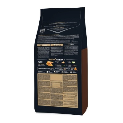 Parte traseira de saco de ração para animais com texto e lista de ingredientes.