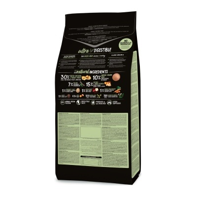 Parte traseira de saco de ração preta com texto verde-claro