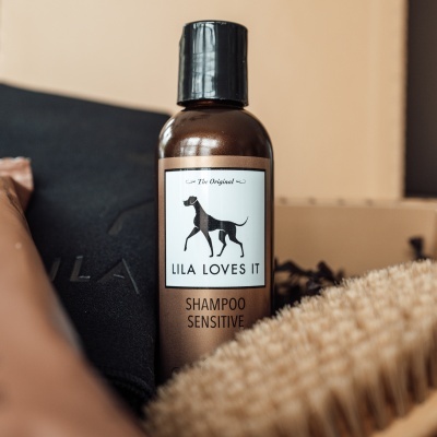 Frasco de shampoo para cães LILA LOVES IT com rótulo branco e tampa preta