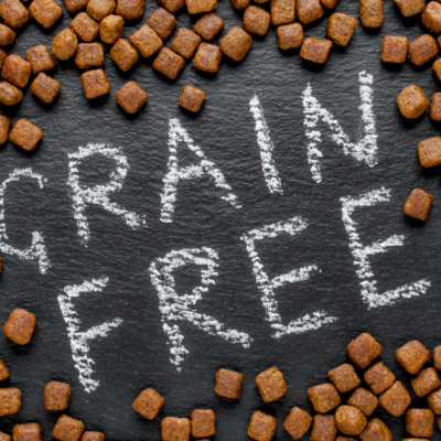 Croquetes marrons de ração com texto 'GRAIN FREE' numa superfície escura