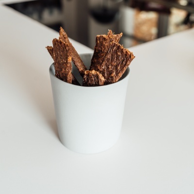 pedaços de carne seca em copo branco sobre mesa branca