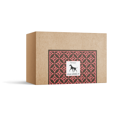 Caixa de papel castanho com etiqueta decorativa 'LILA LOVES IT'