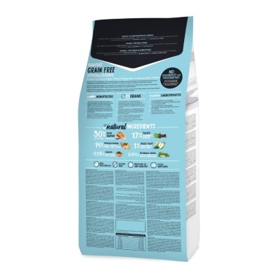 Saco de ração azul e branco com texto informativo na parte traseira