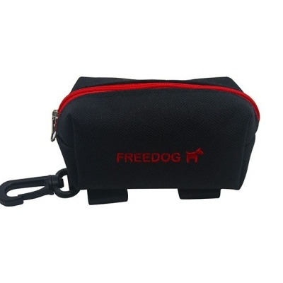 Bolsa preta pequena com fecho vermelho e logo FREEDOG