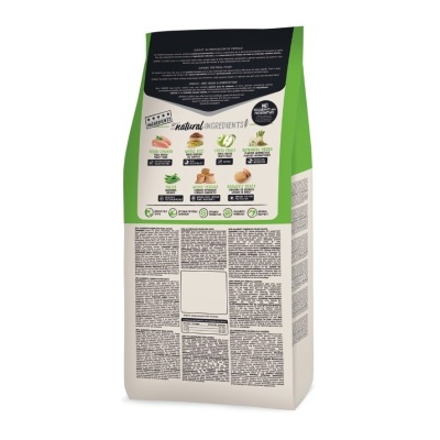 Parte traseira de saco de ração para gatos com descrição de ingredientes naturais e texto informativo